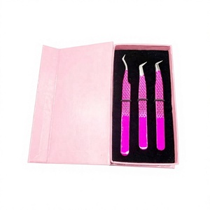 Juego de 3 pinzas para extensión de pestañas con revestimiento de polvo rosa, agarre de diamante, punta plateada de acero inoxidable y empaque en caja de cartón. - Product Image 1