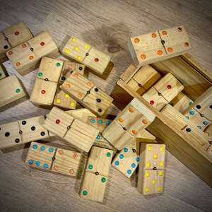 Juego de Dominó Doble Seis de Madera de Colores ILAHI, 28 Piezas, Ecológico, Tallado y Grabado, Diseño Antiguo, Caja Rectangular Alta de Madera - Product Image 1