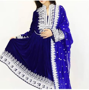 Robe en velours bleu roi avec broderie blanche distincte le long du col et des poignets, bas évasé large, accompagnée d'un voile. - Product Image 3