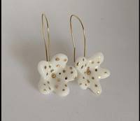 Anting Bunga Resin Putih Perhiasan Telinga Motif Polka Dot Emas Dekorasi Buatan Tangan