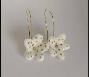 Boucles d'oreilles en résine blanche avec fleurs, bijoux d'oreille à pois dorés, décoration faite à la main - Product Image 1