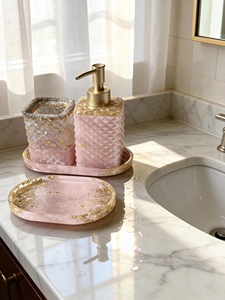 Juego de Baño Portátil Moderno de Tres Piezas de Resina Acrílica Azul Cielo de Lujo de ILAHI, Diseño Floral, Accesorios para el Hogar, Uttar Pradesh - Product Image 3
