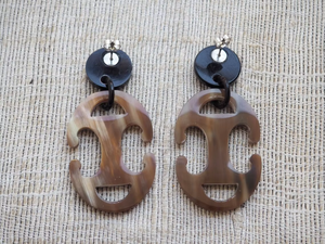 Pendientes de cuerno de búfalo hechos a mano, ecológicos, de alta calidad, estilo moderno, artesanía natural, diseño ético y moderno. - Product Image 2
