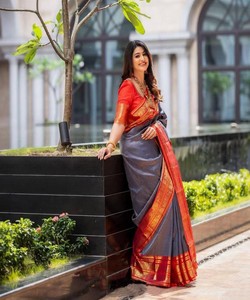 Sari Tradicional Indio de Seda para Mujer, Estilo Banarasi Rojo y Gris con Borde Dorado para Bodas, Largo hasta el Suelo - Product Image 1