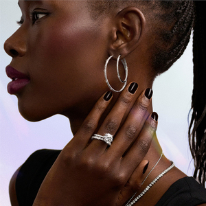 Bague en diamant taille émeraude à griffes partagées, sertie sur toute la longueur - Product Image 5