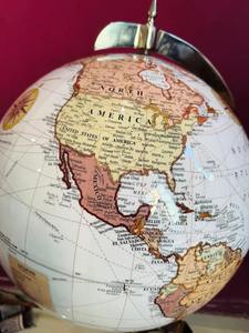 Globo Terráqueo Decorativo de Metal Moderno con Recubrimiento de Color Personalizado y Base Sólida Resistente para Exhibición en Escritorio, Oficina o Sala de Estudio - Product Image 2