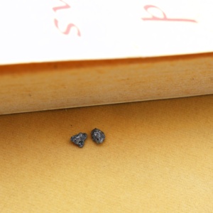 Paire de diamants verts naturels bruts non taillés, pierres précieuses Carbonado pour la fabrication de bijoux - Product Image 3