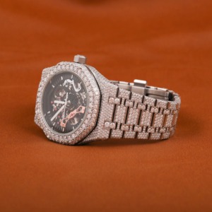 Montre de luxe Aurevail VVS Moissanite en or, entièrement sertie de pierres, boîtier rond, cadran noir, chiffres romains, lunette cannelée, bracelet Horizon Link - Product Image 3