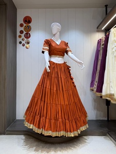 Jupe Lehenga traditionnelle indienne en coton pour femmes, bordure dorée, robe ethnique pour les festivals et les mariages - Product Image 1