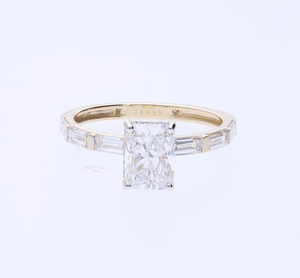 Bague de fiançailles en or massif 14 carats avec diamant de laboratoire taille radiant, pierres latérales baguette F VVS VS CVD, plaqué rhodium, design classique - Product Image 1