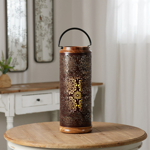 Farol de metal perforado con asa de cuero para decoración navideña - Product Image 2