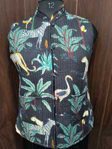 Chaqueta de Lujo Acolchada sin Mangas con Estampado Artístico de Vida Silvestre, Motivos Tropicales Elegantes y Corte Contemporáneo - Product Image 3