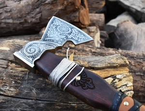 Axe Viking artisanal A&M ENTERPRISES avec tête en acier gravée en profondeur, manche en bois enveloppé de liens en cuir croisé - Product Image 5