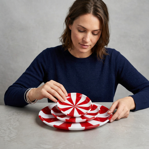 Assiettes décoratives personnalisables Artizon Studio en résine, design spirale rouge et blanc, modernes, luxueuses, faites à la main, durables, en gros et en stock - Product Image 1