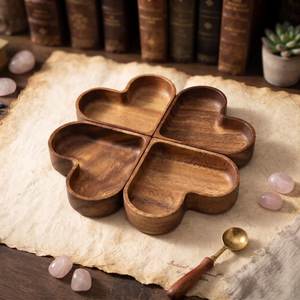 Plateau de service en bois de forme ovale avec quatre compartiments, design nordique fait main, motif de dessin animé pour les plats et assiettes de fête - Product Image 2