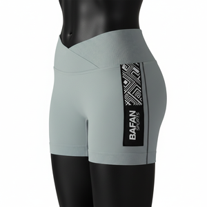 ผ้าสแปนเด็กซ์โพลีเอสเตอร์เนื้อนุ่ม 230 GSM สีเทาอ่อน แบบขาสั้น ยืดหยุ่นได้ ขอบเอวแบบริบ มีแผงตะเข็บ พร้อมโลโก้ซิลิโคนแบบกำหนดเอง - Product Image 3