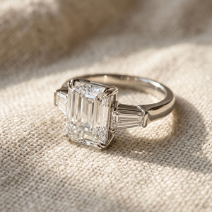 Anillo de Compromiso con Diamante Cultivado en Laboratorio, Corte Esmeralda, Tres Piedras, Acento de Baguette Cónico, Oro Amarillo de 14K, Certificado IGI, para Boda o Fiesta - Product Image 4