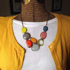 Collier avec pendentif en résine fait main d'inspiration naturelle, bijoux magnifiquement faits à la main pour femmes - Product Image 1