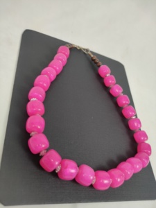 Nouveau style de collier ras-du-cou rond en résine et lucite avec perles en résine acrylique et en verre, bijoux de mode d'Inde - Product Image 3
