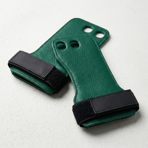 Poignées de gymnastique confortables à 2 trous avec un matériau robuste et un design facile à ajuster. Les poignées de gymnastique à 2 trous aident à améliorer l'entraînement. - Product Image 5