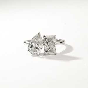 Bague de fiançailles en or massif/platine avec diamant de laboratoire taille poire et taille émeraude certifié IGI 3 carats, bague à deux pierres en diamant de laboratoire - Product Image 1