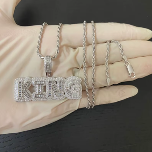 Collar con Colgante de Letra Personalizado para Hombre, Plata de Ley 925, Moissanita con Corte Brillante y Engaste de Bisel |   Anillo llamativo con diseño de hielo para cadera - Product Image 1