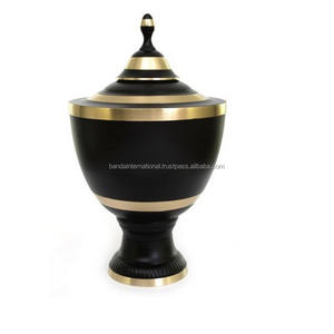 Urnas de cremación de latón de alta calidad y forma única con grabado de urnas funerarias de metal con acabado negro y dorado - Product Image 2