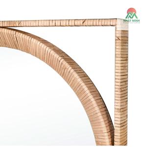 Hecho de ratán natural, caoba y madera de ingeniería. Marco rectangular con un espejo ovalado en el centro. montado en la pared. - Product Image 3