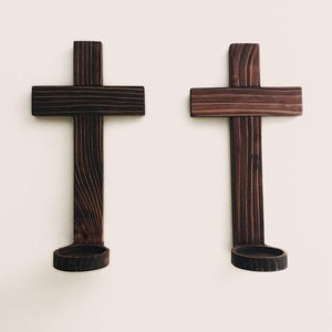 Support de bougie en bois artisanal écologique, design rustique chrétien, décoration spirituelle pour la maison, à fixer au mur - Product Image 1