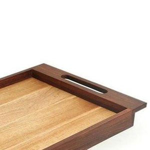 Plateau de service élégant en bois avec bordure foncée contrastante et base en bois naturel avec poignées découpées pratiques - Product Image 5