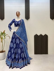 Blusa y lehenga de rayón estampado de diseño tradicional indio, especiales para Navratri, con dupatta de algodón Mul estampado con trabajo de espejo. - Product Image 3