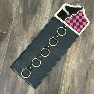 Porte-écharpe en cuir de vachette fait main par un designer avec motif à carreaux roses, organisateur mural pour écharpes et accessoires - Product Image 4