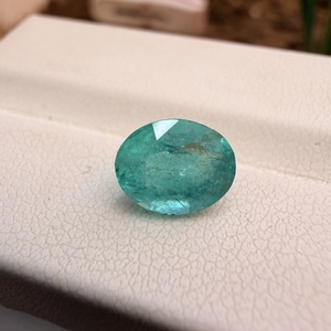 Piedra Preciosa de Esmeralda Zambiana Natural de 1.60 Quilates, Corte Ovalado Verde Intenso, Facetada, Suelta, para Joyería - Product Image 2