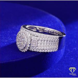 Bague large en argent sterling 925 avec diamant de laboratoire de qualité supérieure et grand emblème rond pour les acheteurs en gros - Product Image 3