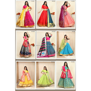 Lehenga choli แบบดั้งเดิม

ได้รับสัมผัสแบบดั้งเดิมกับรูปลักษณ์ของคุณประดับด้วยวัสดุ jacquard lehenga ที่ตกแต่งด้วย All-O - Product Image 6