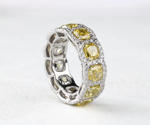 Bague de fiançailles et de mariage style vintage très tendance en or blanc 14 carats avec diamant jaune de laboratoire taille coussin pour elle - Product Image 4