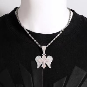 Pendentif croix plaqué argent avec ailes, micro-pavé de strass en cristal, charme hip-hop pour homme, cadeau - Product Image 1