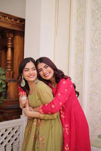 Conjunto de Kurti de Seda Chanderi Bordado para Mujer con Pantalones |   Ropa Étnica Premium para Fiestas |   Conjunto de Kurta y Pantalón de Diseño Indio - Product Image 4