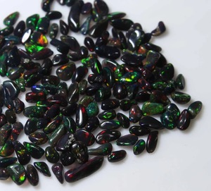 Opale naturelle éthiopienne Welo noire, brute polie, traitée fumée, pierre précieuse en vrac 4-5mm, effet de jeu de couleurs/feu, certifiée par un tiers - Product Image 3