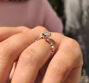 Bague de fiançailles solitaire de luxe en diamant taille poire avec bande ornée de diamants, élégante collection de bijoux fins pour mariages et anniversaires - Product Image 6