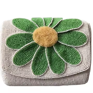 Bolso de mano tipo sobre clásico con flores bordadas y cuentas, moderno, de lujo, para mujer, ideal para bodas, eventos y fiestas. - Product Image 1