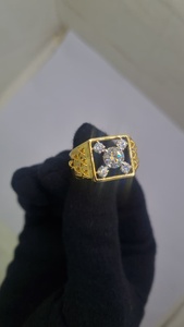 Anillo de Moissanita Color Dorado con Piedra Central Cuadrada y Banda con Acentos de Diamantes en los Cuatro Lados para Hombre, Uso Diario - Product Image 2