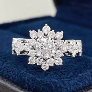 Anillo de Compromiso y Boda de Plata con Diamante Sintético de Corte Brillante Redondo para Mujer - Product Image 3