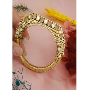 Brazalete elegante de latón chapado en oro de primera calidad con moissanita, hermoso brazalete para mujeres y niñas, colección para bodas. - Product Image 1