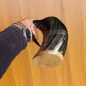 Jarra de Cuerno de Búfalo Pulido con Nudos Grabados para Festivales Renacentistas - Product Image 3