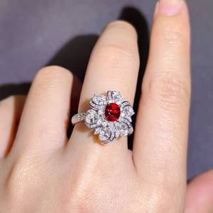Superbe bague en rubis sang de pigeon non chauffé du Mozambique de 1,02 ct, bague florale en or 18 carats sertie de 105 diamants sud-africains - Product Image 2