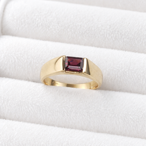Anillo de Sello con Granate Rojo Corte Esmeralda, Tono Dorado, Anillo de Declaración Audaz, Joyería de Diseño Minimalista Moderna Hecha a Mano, Joyería Unisex - Product Image 4