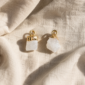Pendentif Pierre de Lune Brute Pierre de Naissance |   Charme en pierre précieuse blanche |   Apprêt plaqué or - Product Image 1