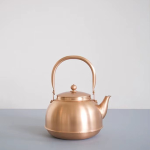 Bouilloire en cuivre artisanale pour une utilisation traditionnelle en cuisine et un service élégant du thé, avec un design durable et finition sobre. - Product Image 1