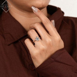Elegante Anillo de Diamantes Solitario Ovalado en Oro Amarillo con Engaste de Bisel, Joyería Fina Minimalista para Novias - Product Image 6